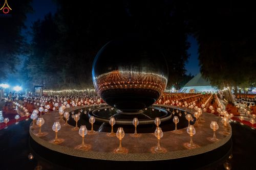 ภาพ No.290189:วันที่ 6 มกราคม พ.ศ. 2569 พิธีจุดประทีปถวายเป็นพุทธบูชา และบูชาธรรมมหาปูชนียาจารย์ (ภาพชุดที่ 2) ณ อนุสรณ์สถานมหาวิหารพระมงคลเทพมุนี (โลตัสแลนด์) อ.สองพี่น้อง จ.สุพรรณบุรี ในโครงการธรรมยาตรา กตัญญูบูชา มหาปูชนียาจารย์ พระมงคลเทพมุนี(สด จนฺทสโร) พระผู้ปรา