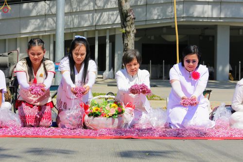 ภาพ No.304044:วันที่ 25 มกราคม พ.ศ. 2569 พิธีต้อนรับพระธรรมยาตรา  รร.สามัคคีราษฏร์บำรุง-วัดพระธรรมกาย ในโครงการธรรมยาตรา กตัญญูบูชา มหาปูชนียาจารย์ พระมงคลเทพมุนี(สด จนฺทสโร) พระผู้ปราบมาร อนุสรณ์สถาน 7 แห่ง ปีที่ 14
