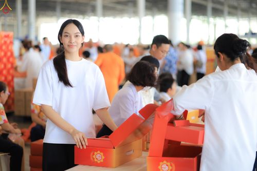 ภาพ No.322004:วันที่ 12 -13 เมษายน พ.ศ.2569 การเตรียมกล่องไทยธรรม + การขนย้ายเก้าอี้ เพื่องานถวายมหาสังฆทาน 40,000 กว่าวัดทั่วประเทศ วันคุ้มครองโลก 22 เมษายน พ.ศ.2569 วัดพระธรรมกาย