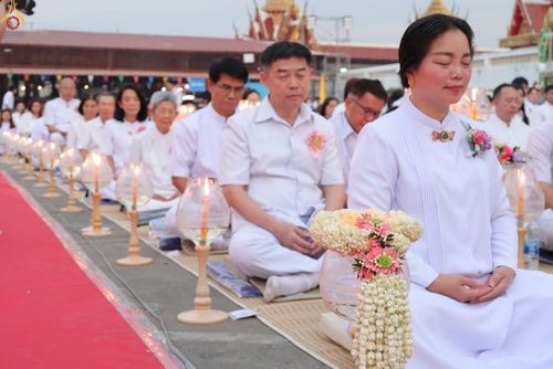 ภาพ No.297131:วันที่ 17 มกราคม พ.ศ. 2569 พิธีจุดประทีปถวายเป็นพุทธบูชา และบูชาธรรมมหาปูชนียาจารย์ (ภาพชุดที่ 2) ณ วัดโบสถ์บน ต.บางคูเวียง จ.นนทบุรี อนุสรณ์สถานลำดับที่ 4 สถานที่เกิดด้วยกายธรรม ในโครงการธรรมยาตรา กตัญญูบูชา มหาปูชนียาจารย์ พระมงคลเทพมุนี(สด จนฺทสโร) พร