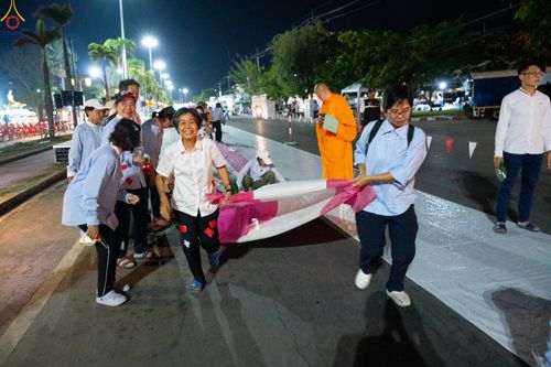 ภาพ No.282516:วันที่ 19 -20 ธันวาคม พ.ศ.2568 เบื้องหลังความสำเร็จ ของการจัดงานตักบาตร พระ 10,000 รูป Skywalk กาญจนบุรี