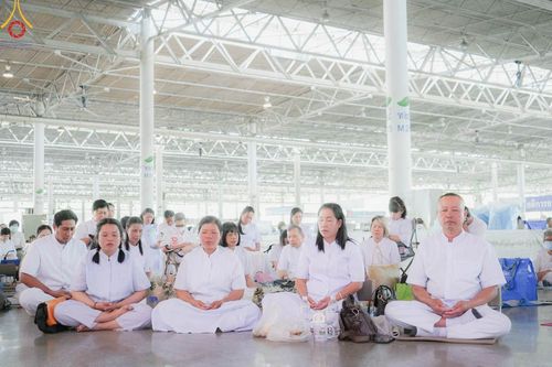 ภาพ No.105467:พิธีปฏิบัติธรรมและพิธีบูชาข้าวพระ ในวันจันทร์ที่ 1 มกราคม พ.ศ. 2567 ณ สภาธรรมกายสากล วัดพระธรรมกาย
