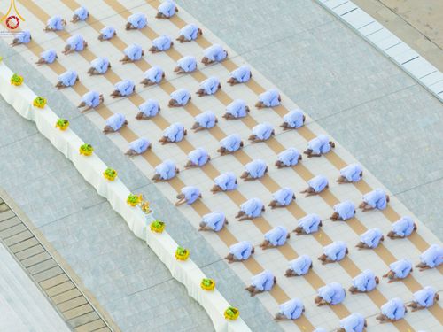 ภาพ No.84103:พิธีเวียนประทักษิณ พิธีวันทาเจดีย์ พิธีขอขมา และมอบผ้าไตร  ในโครงการบรรพชาอุปสมบทหมู่ธรรมทายาทรุ่นเข้าพรรษา และโครงการบรรพชาสามเณรโรงเรียนนานาชาติ รุ่นที่12 ในวันเสาร์ที่ 22 กรกฎาคม พ.ศ. 2566