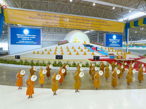 ภาพ No.85232:พิธีมุทิตาสักการะพระภิกษุ ผู้สอบได้เปรียญธรรม ๙ ประโยคระดับโลก, พิธีมอบโล่เกียรติยศและทุนการศึกษา สำนักเรียนบาลีดีเด่นทั่วประเทศ ในวันสมาธิโลก อาทิตย์ที่ 6 สิงหาคม พ.ศ. 2566 ณ สภาธรรมกายสากล วัดพระธรรมกาย