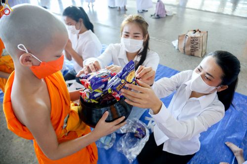 ภาพ No.81512:พิธีตักบาตร ข้าวสารอาหารแห้ง และพิธีบูชาข้าวพระ ณ สภาธรรมกายสากล วัดพระธรรมกาย วันเสาร์ที่ 3 มิถุนายน 2566