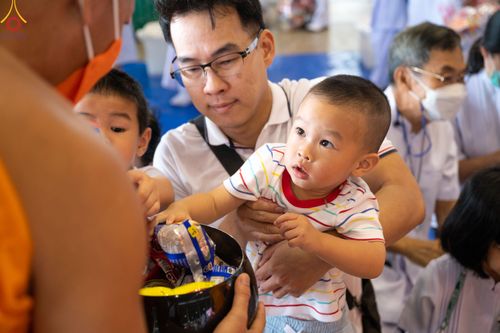 ภาพ No.82982:พิธีตักบาตร ณ บ้านแก้วเรือนทองคุณยายอาจารย์ฯ พิธีบูชาข้าวพระ ณ สภาธรรมกายสากล วัดพระธรรมกาย ในวันอาทิตย์ต้นเดือนที่ 2 ก.ค. พ.ศ.2566