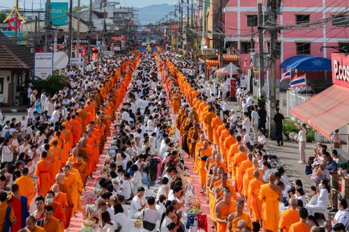 ภาพ No.336890:วันเสาร์ที่ 27 มิถุนายน 2569 พิธีตักบาตรพระ 1,345 รูป  ณ ข่วงสันกำแพง อำเภอสันกำแพง จังหวัดเชียงใหม่