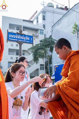 ภาพ No.343216:วันอาทิตย์ที่ 16 สิงหาคม พ.ศ.2569 พิธีตักบาตรพระ 10,000 รูป นานาชาติ ปีที่ 23 คณะสงฆ์ 4 ประเทศ 14 จังหวัดภาคใต้ น้อมถวายเป็นพุทธบูชา ทำบุญเพื่อแม่- พ่อ ณ ถนนนิพัทธ์อุทิศ 3 อ.หาดใหญ่ จ.สงขลา