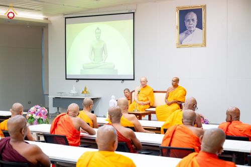 ภาพ No.323322:หลวงพ่อทัตตชีโว รองเจ้าอาวาสวัดพระธรรมกาย ถวายการต้อนรับปฏิสันถารคณะสงฆ์จากประเทศศรีลังกา