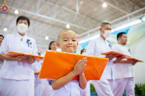 ภาพ No.86338:วันธรรมชัย ปีที่ 55 พิธีทอดผ้าป่ากฐินสมทบครั้งที่1, พิธีเจริญพุทธมนต์ ลูกนิมิตมหาสมบัติฯ พิธีจุดประทีป,พิธีฉลองชัยสวดมนต์บทธัมมจักกัปปวัตนสูตร วันอาทิตย์ที่ 27 สิงหาคม พ.ศ.2566 ณ สภาธรรมกายสากล / มหารัตนวิหารคด วัดพระธรรมกาย