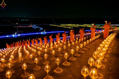 ภาพ No.90266:พิธีจุดประทีป 20,000 ดวง บูชาพระมหาธรรมกายเจดีย์ และบูชาพระมงคลเทพมุนี(สด จนฺทสโร) พระผู้ปราบมาร วันอังคารที่ 10 ตุลาคม พ.ศ. 2566 ณ ลานธรรมพระมหาธรรมกายเจดีย์ วัดพระธรรมกาย จ.ปทุมธานี