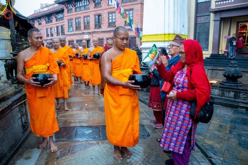 ภาพ No.317131:วันจันทร์ที่ 30 มีนาคม พ.ศ.2569 จาริกบิณฑบาตสยมภูนาทสู่พระราชวังหนุมานโดกา ประเทศเนปาล