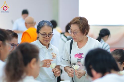 ภาพ No.327495:วันศุกร์ที่ 1 พฤษภาคม พ.ศ. 2569 รวมใจพสกนิกรชาวอำเภอคลองหลวง ประดิษฐ์ดอกไม้จันทน์ เพื่อใช้ในพิธีถวายดอกไม้จันทน์ในงานพระราชพิธีถวายพระเพลิงพระบรมศพ สมเด็จพระนางเจ้าสิริกิติ์ พระบรมราชินีนาถ พระบรมราชชนนีพันปีหลวง ณ วัดพระธรรมกาย