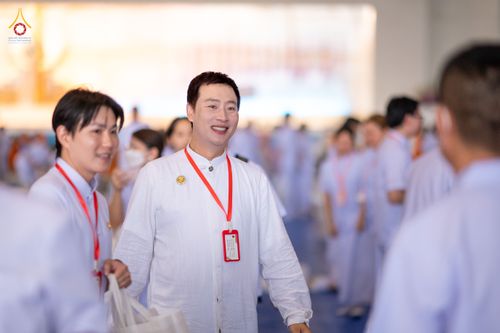 ภาพ No.76803:พิธีตักบาตรข้าวสารอาหารแห้ง  ณ บ้านแก้วเรือนทองคุณยายฯ สภาธรรมกายสากล  วัดพระธรรมกาย จ.ปทุมธานี  ในวันอาทิตย์ต้นเดือนที่ 6 มีนาคม พ.ศ. 2566