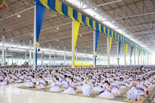 ภาพ No.83019:พิธีตักบาตร ณ บ้านแก้วเรือนทองคุณยายอาจารย์ฯ พิธีบูชาข้าวพระ ณ สภาธรรมกายสากล วัดพระธรรมกาย ในวันอาทิตย์ต้นเดือนที่ 2 ก.ค. พ.ศ.2566