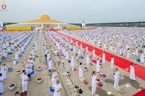 ภาพ No.90116:พิธีปลูกทรัพย์บานชื่น  เนื่องใน 139 ปี วันคล้ายวันเกิดด้วยรูปกายเนื้อ พระมงคลเทพมุนี (สด จนฺทสโร) พระผู้ปราบมาร วันอังคารที่ 10 ตุลาคม พ.ศ. 2566 ณ วัดพระธรรมกาย จ.ปทุมธานี