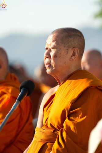 ภาพ No.282652:วันเสาร์ที่ 20 ธันวาคม พ.ศ.2568 พิธีตักบาตรพระ 10,000 รูป (ชุด 2) เนื่องในโอกาส 194 ปี จังหวัดกาญจนบุรี และอุทิศส่วนกุศลให้แด่บรรพชนทั้งหลาย บริเวณถนนสองแคว (Skywalk) เมืองกาญจนบุรี