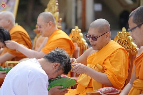 ภาพ No.280790:วันที่ 27 ธันวาคม พ.ศ. 2568  พิธีปลงผมนาคธรรมทายาท โครงการอุปสมบทหมู่บูชาธรรม 81 ปี หลวงพ่อธัมมชโย  ณ สมาคมพุทธ เขตตงช้ง ฮ่องกง