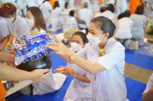 ภาพ No.78860:พิธีตักบาตร ข้าวสารอาหารแห้ง พิธีบูชาข้าวพระ ในวันอาทิตย์ต้นเดือนที่ 2 เมษายน พ.ศ. 2566