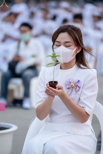 ภาพ No.90165:พิธีปลูกทรัพย์บานชื่น  เนื่องใน 139 ปี วันคล้ายวันเกิดด้วยรูปกายเนื้อ พระมงคลเทพมุนี (สด จนฺทสโร) พระผู้ปราบมาร วันอังคารที่ 10 ตุลาคม พ.ศ. 2566 ณ วัดพระธรรมกาย จ.ปทุมธานี