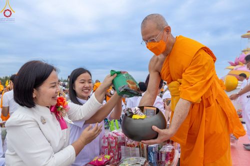 ภาพ No.118628:พิธีตักบาตรพระธรรมยาตรา ปีที่ 12 ณ อนุสรณ์สถานลำดับที่ 5 สถานที่เผยแผ่วิชชาธรรมกายครั้งแรก อนุสรณ์สถานบางปลา จ.นครปฐม วันที่ 25 มกราคม พ.ศ. 2567