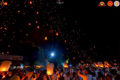 ภาพ No.224640:วันจันทร์ที่ 12 พฤษภาคม พ.ศ. 2568  ชาวพุทธในอินโดนีเซีย ร่วมฉลองวิสาขบูชาจุดประทีปกว่า 200,000 ดวง ณ พระมหาเจดีย์บรมพุทโธ  เจริญพุทธมนต์ถวาย “พระวชิรเกล้าเจ้าอยู่หัว”