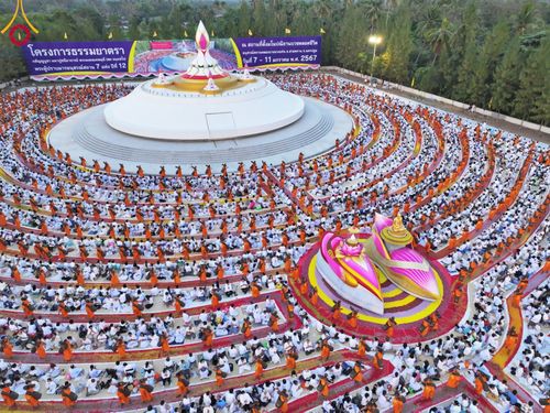 ภาพ No.108023:พิธีต้อนรับพระธรรมยาตรา ในโครงการธรรมยาตรากตัญญูบูชา มหาปูชนียาจารย์ พระมงคลเทพมุนี(สด จนฺทสโร) พระผู้ปราบมาร อนุสรณ์สถาน 7 แห่ง ปีที่ 12 วันที่ 7 มกราคม พ.ศ. 2567 ณ อนุสรณ์สถานคลองบางนางแท่น  อ.สามพราน จ.นครปฐม