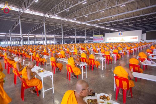 ภาพ No.202845:พิธีถวายภัตตาหารเป็นสังฆทาน แด่พระธรรมยาตรา ณ วัดพระธรรมกาย ตำบลคลองสาม อำเภอคลองหลวง จังหวัดปทุมธานี ในโครงการธรรมยาตรา กตัญญูบูชา มหาปูชนียาจารย์ พระมงคลเทพมุนี(สด จนฺทสโร) พระผู้ปราบมาร อนุสรณ์สถาน 7 แห่ง ปีที่ 13 วันที่ 28 มกราคม พ.ศ. 2568
