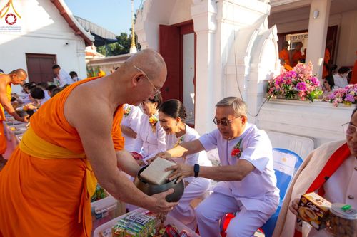 ภาพ No.197800:พิธีตักบาตรพระธรรมยาตรา ณ อนุสรณ์สถานลำดับที่ 4 สถานที่เกิดด้วยกายธรรม วัดโบสถ์(บน) ต.บางคูเวียง จ.นนทบุรี ในโครงการธรรมยาตรา กตัญญูบูชา มหาปูชนียาจารย์ พระมงคลเทพมุนี(สด จนฺทสโร) พระผู้ปราบมาร อนุสรณ์สถาน 7 แห่ง ปีที่ 13 วันที่ 19 มกราคม พ.ศ. 2568