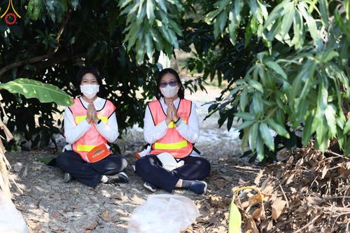 ภาพ No.198884:V.50 สารพัดV สารพัดดี ที่ธรรมยาตรา ในโครงการธรรมยาตรา กตัญญูบูชา มหาปูชนียาจารย์ พระมงคลเทพมุนี(สด จนฺทสโร) พระผู้ปราบมาร อนุสรณ์สถาน 7 แห่ง ปีที่ 13 ระหว่างวันที่ 2-31 มกราคม พ.ศ. 2568