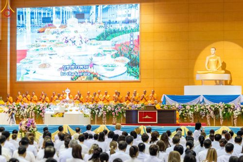 ภาพ No.139227:พิธีตักบาตร , พิธีบูชาข้าวพระ ณ ห้องแก้วสารพัด 1 สภาธรรมกายสากล วัดพระธรรมกาย วันอาทิตย์ต้นเดือนที่ 2 มิถุนายน พ.ศ. 2567