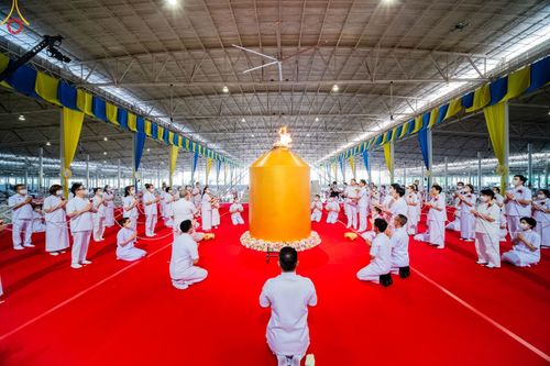 ภาพ No.89599:พิธีตักบาตร ข้าวสารอาหารแห้ง พิธีบูชาข้าวพระ และพิธีจุดเทียนใจ ไฟนิรันดร์  อนันตชัย ณ สภาธรรมกายสากล วัดพระธรรมกาย วันอาทิตย์ที่ 1 ตุลาคม พ.ศ. 2566