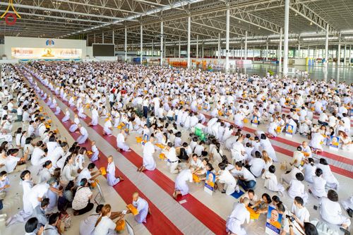 ภาพ No.215113:วันเสาร์ที่ 5 เมษายน พ.ศ. 2568 พิธีเวียนประทักษิณรอบพระมหาธรรมกายเจดีย์  พิธีวันทาเจดีย์ พิธีขอขมาและมอบผ้าไตร ในโครงการบรรพชาสามเณรฟื้นฟูพระพุทธศาสนาทั่วไทย , โครงการหน่อแก้วเปรียญธรรม รุ่นที่ 13 ,  โครงการสามเณรยุวธรรมทายาท รุ่นที่ 33 , โครงการสามเณรมั