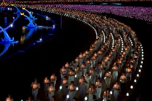 ภาพ No.224124:วันวิสาขบูชา วันอาทิตย์ที่ 11 พฤษภาคม พ.ศ. 2568 พิธีจุดวิสาขประทีป ,  พิธีเวียนประทักษิณรอบพระมหาธรรมกายเจดีย์ , พิธีฉลองชัยสวดมนต์บทธัมมจักกัปปวัตตนสูตร ครบ 7,357,000,000 จบ ณ มหารัตนวิหารคด วัดพระธรรมกาย