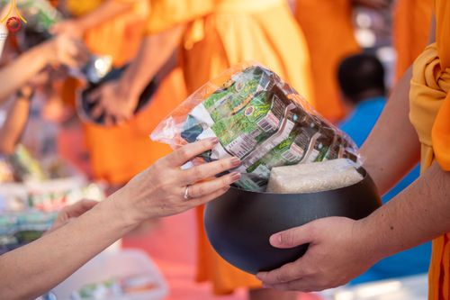 ภาพ No.116202:พิธีตักบาตรพระธรรมยาตรา ณ อนุสรณ์สถานลำดับที่ 4 สถานที่เกิดด้วยกายธรรม วัดโบสถ์(บน) จ.นนทบุรี วันที่ 21 มกราคม พ.ศ. 2567