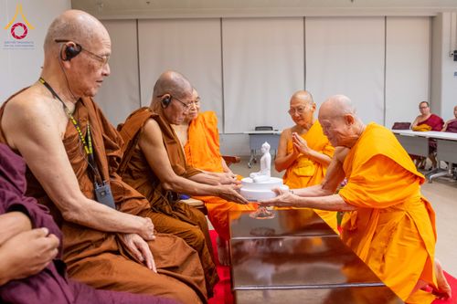 ภาพ No.324852:วันพฤหัสบดีที่ 23 เมษายน พ.ศ.2569  หลวงพ่อทัตตชีโว รองเจ้าอาวาสวัดพระธรรมกาย ถวายการต้อนรับและปฏิสันถารคณะชาวเมียนมาและคณะไทยใหญ่