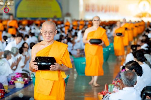 ภาพ No.215188:วันอาทิตย์ต้นเดือนที่ 6 เมษายน พ.ศ. 2568 พิธีตักบาตรข้าวสารอาหารแห้ง ณ บ้านแก้วเรือนทองคุณยาย สภาธรรมกายสากล วัดพระธรรมกาย