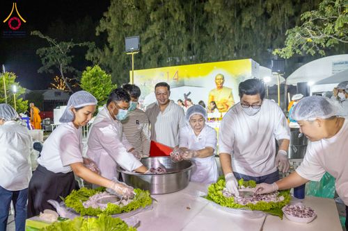 ภาพ No.288212:วันที่ 5 มกราคม พ.ศ. 2569 พิธีถวายภัตตาหารเป็นสังฆทาน แด่พระธรรมยาตรา ในโครงการธรรมยาตรา กตัญญูบูชา มหาปูชนียาจารย์ พระมงคลเทพมุนี(สด จนฺทสโร) พระผู้ปราบมาร อนุสรณ์สถาน 7 แห่ง ปีที่ 14 ณ อนุสรณ์สถานมหาวิหารพระมงคลเทพมุนี (โลตัสแลนด์) อ.สองพี่น้อง จ.สุพรร