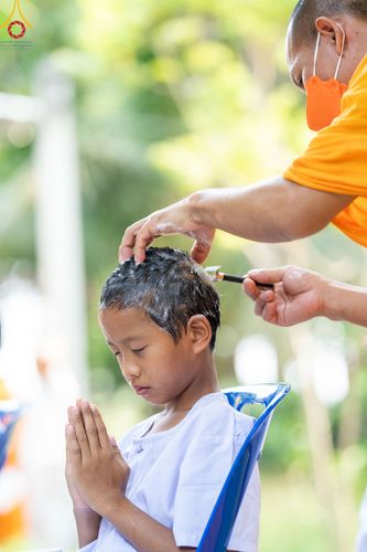 ภาพ No.79273:พิธีตัดปอยผม พิธีขอขมา มอบบาตร-ผ้าไตรนาคธรรมทายาท ในโครงการบรรพชาฟื้นฟูพระพุทธศาสนาทั่วไทย ณ ศูนย์อบรมเยาวชนนครปฐม วันเสาร์ที่ 1 เมษายน พ.ศ.2566