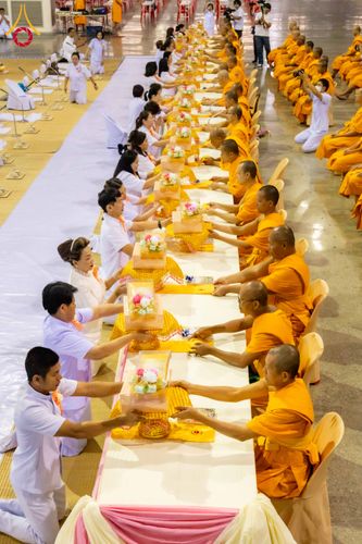 ภาพ No.303869:วันที่ 28 มกราคม พ.ศ. 2569 พิธีถวายภัตตาหารเป็นสังฆทาน แด่พระธรรมยาตรา ณ วัดพระธรรมกาย  จังหวัดปทุมธานี ในโครงการธรรมยาตรา กตัญญูบูชา มหาปูชนียาจารย์ พระมงคลเทพมุนี(สด จนฺทสโร) พระผู้ปราบมาร อนุสรณ์สถาน 7 แห่ง ปีที่ 14