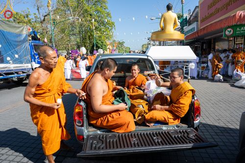 ภาพ No.311257:วันเสาร์ที่ 28 กุมภาพันธ์ พ.ศ. 2569 พิธีตักบาตรพระมหากุศล 11,250 รูป เฉลิมฉลอง 1,250 ปีศรีธรรมราชเจดีย์ สู่มรดกโลก ณ ถนนราชดำเนิน บริเวณหน้าวัดพระมหาธาตุวรมหาวิหาร อ.เมือง จ.นครศรีธรรมราช