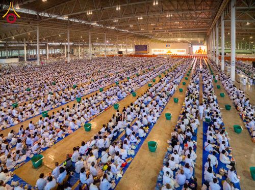 ภาพ No.308201:วันที่ 1  กุมภาพันธ์ พ.ศ. 2569 พิธีตักบาตรข้าวสารอาหารแห้ง ณ บ้านแก้วเรือนทองคุณยาย สภาธรรมกายสากล วัดพระธรรมกาย