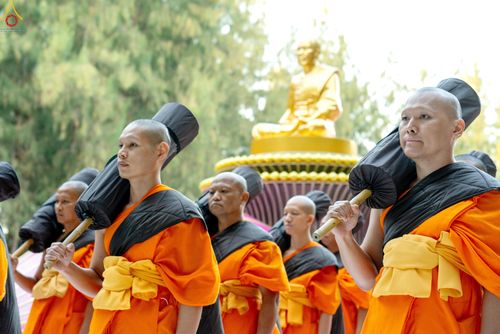 ภาพ No.288453:วันที่ 4 มกราคม พ.ศ. 2569 พระธรรมยาตราปฏิบัติธรรม และถ่ายภาพหมู่ประวัติศาสตร์ ในโครงการธรรมยาตรา กตัญญูบูชา มหาปูชนียาจารย์ พระมงคลเทพมุนี(สด จนฺทสโร) พระผู้ปราบมาร อนุสรณ์สถาน 7 แห่ง ปีที่ 14 ณ อนุสรณ์สถานมหาวิหารพระมงคลเทพมุนี (โลตัสแลนด์) อ.สองพี่น้อง