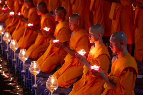 ภาพ No.297472:วันที่ 16 มกราคม พ.ศ. 2569 พิธีลอยประทีปธรรมถวายเป็นพุทธบูชา และบูชาธรรมมหาปูชนียาจารย์  ณ วัดโบสถ์บน ต.บางคูเวียง จ.นนทบุรี อนุสรณ์สถานลำดับที่ 4 สถานที่เกิดด้วยกายธรรม ในโครงการธรรมยาตรา กตัญญูบูชา มหาปูชนียาจารย์ พระมงคลเทพมุนี(สด จนฺทสโร) พระผู้ปราบม