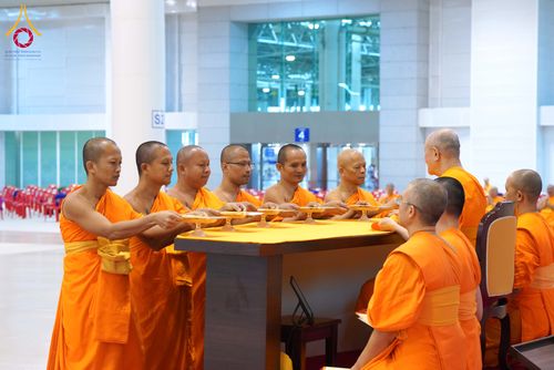 ภาพ No.284849:วันอาทิตย์ที่ 14 ธันวาคม พ.ศ.2568  พิธีปฏิบัติธรรม พิธีถวายภัตตาหารเป็นสังฆทาน พิธีมอบต้นสมบัติจักรพรรดิ ถวายแด่เจ้าอาวาสและประธานสงฆ์ 236 ศูนย์ส่งเสริมศีลธรรมทั่วโลก ณ สภาธรรมกายสากล วัดพระธรรมกาย