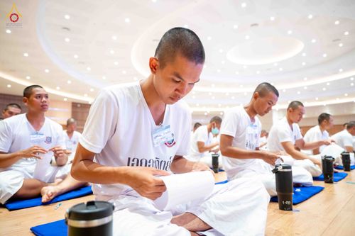 ภาพ No.341548:วันที่ 26 กรกฎาคม พ.ศ. 2569 โครงการพัฒนาคุณธรรม จริยธรรม สำหรับนักเรียนนายสิบตำรวจ (นสต.) รุ่นที่ 17 ศูนย์ฝึกอบรมตำรวจภูธรภาค 1 ได้จัดกิจกรรม  จุดเทียนรวมใจและปฏิบัติธรรมเจริญสมาธิภาวนา เพื่อน้อมอุทิศถวายเป็นพระราชกุศลฯ ณ ศูนย์ปฏิบัติธรรมเวิล์ดพีช วัลเล่