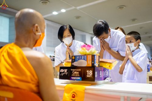 ภาพ No.84510:พิธีถวายผ้าอาบน้ำฝนและประทีปโคมไฟ ในวันอาสาฬหบูชา ณ ห้องแก้วสารพัดนึก 1 วัดพระธรรมกาย วันอังคารที่ 1 สิงหาคม พ.ศ. 2566