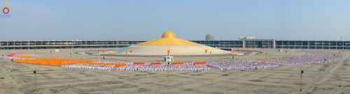 ภาพ No.79148:พิธีอัญเชิญองค์พระบรมพุทธเจ้า 24 องค์ เวียนประทักษิณรอบพระมหาธรรมกายเจดีย์ ณ วัดพระธรรมกาย  วันที่ 2 เมษายน พ.ศ. 2566