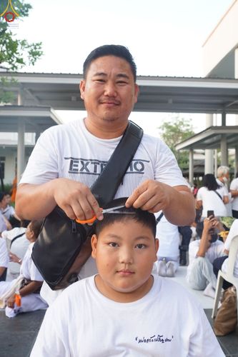 ภาพ No.78462:พิธีตัดปอยผม โครงการหน่อแก้วเปรียญธรรมรุ่นที่ 11  วันที่ 26 มีนาคม พ.ศ.2566  ณ หมู่กุฏิสามเณร อาคารค่ายจองแชมป์ วัดพระธรรมกาย