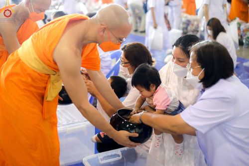 ภาพ No.78875:พิธีตักบาตร ข้าวสารอาหารแห้ง พิธีบูชาข้าวพระ ในวันอาทิตย์ต้นเดือนที่ 2 เมษายน พ.ศ. 2566